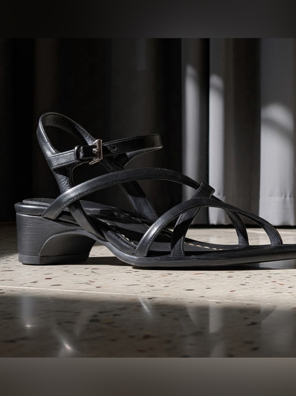 Donald Pliner Black Strappy Low Heel Sandals Size 8 NIB Never Worn